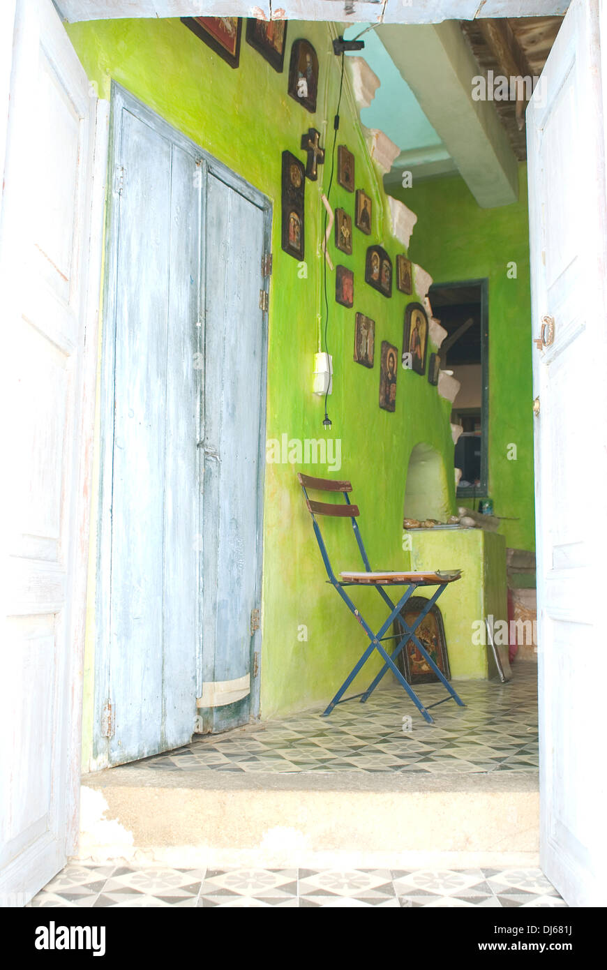 Une vue à l'intérieur d'un magasin qui vend des icônes religieuses, l'île de Patmos, Grèce Banque D'Images