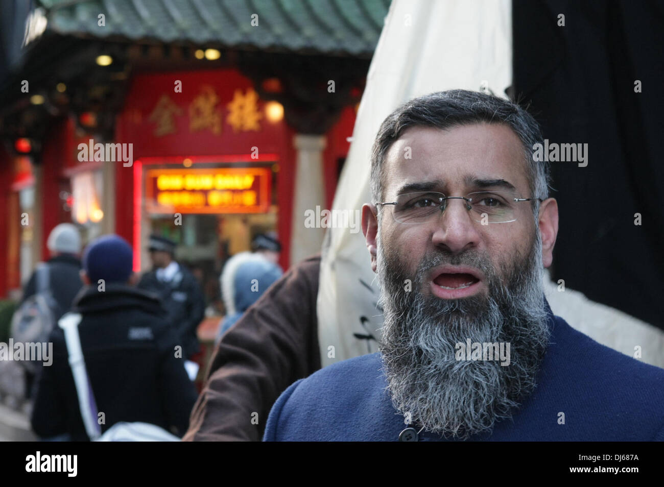 Londres, Royaume-Uni. 22 novembre 2013. Anjem Choudary parle lors de sa tournée d'information islamique protester pour arrêter l'oppression chinoise contre les musulmans du Xinjiang, Gerrard Street, London, UK, le 22 novembre 2013 Crédit : martyn wheatley/Alamy Live News Banque D'Images