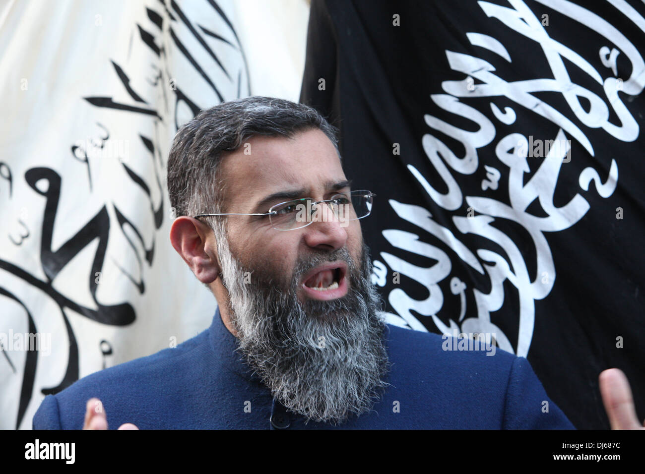 Londres, Royaume-Uni. 22 novembre 2013. Anjem Choudary parle lors de sa tournée d'information islamique protester pour arrêter l'oppression chinoise contre les musulmans du Xinjiang, Gerrard Street, London, UK, le 22 novembre 2013 Crédit : martyn wheatley/Alamy Live News Banque D'Images