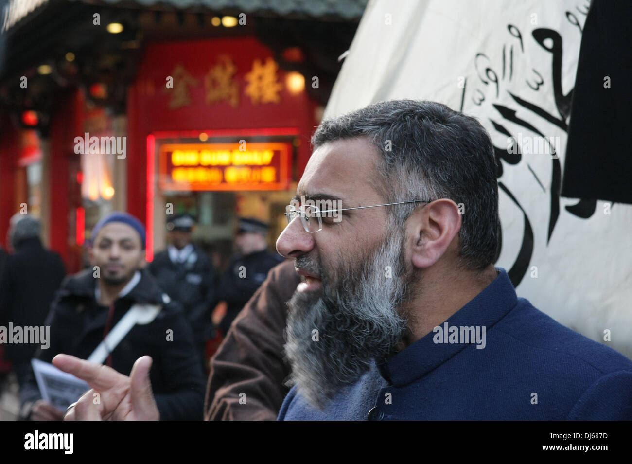 Londres, Royaume-Uni. 22 novembre 2013. Anjem Choudary parle lors de sa tournée d'information islamique protester pour arrêter l'oppression chinoise contre les musulmans du Xinjiang, Gerrard Street, London, UK, le 22 novembre 2013 Crédit : martyn wheatley/Alamy Live News Banque D'Images