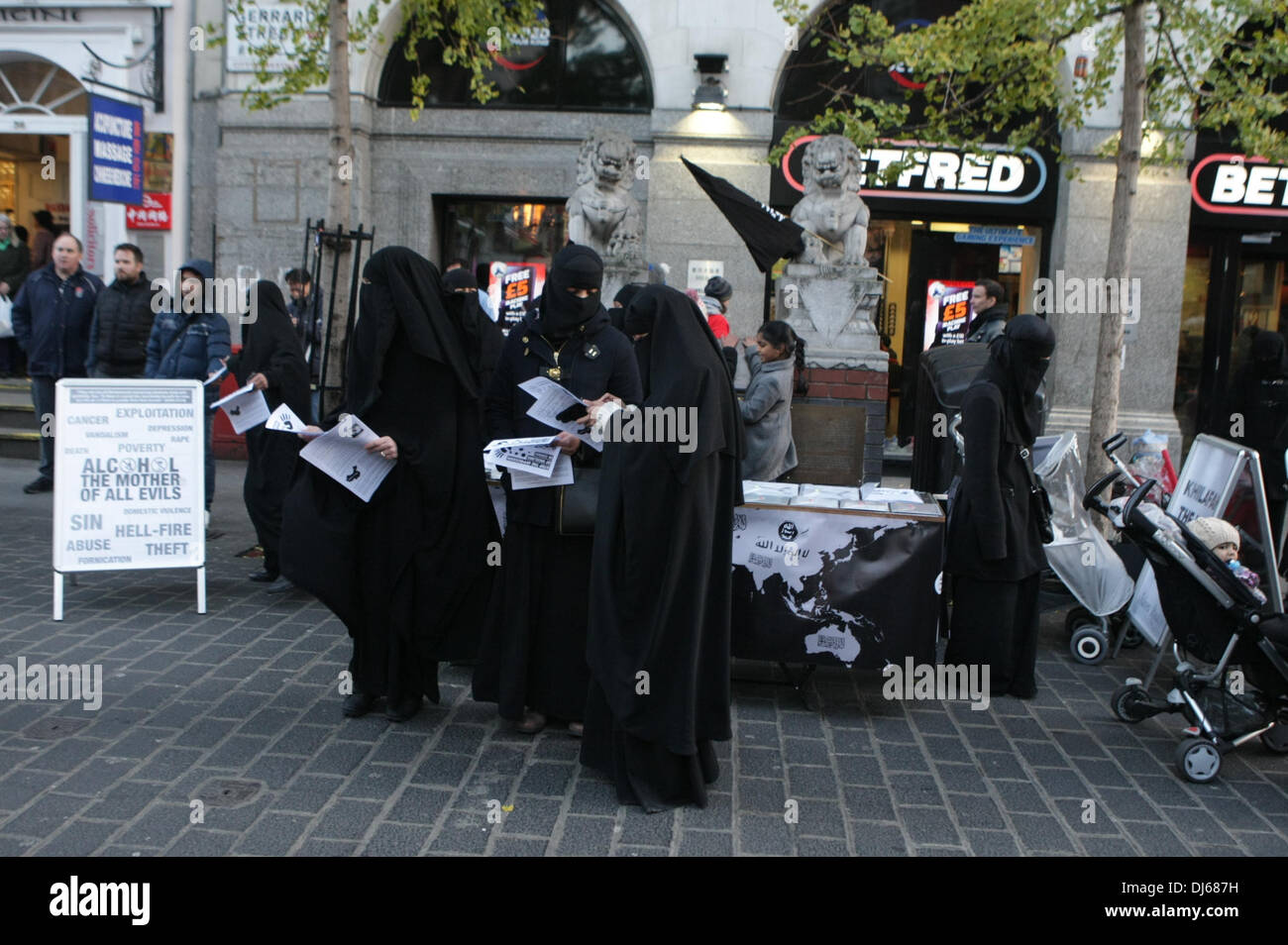 Londres, Royaume-Uni. 22 novembre 2013. Burqa femmes à Anjem Choudary Islamique du Roadshow distribuer des dépliants à protester pour arrêter l'oppression chinoise contre les musulmans du Xinjiang, Gerrard Street, London, UK, le 22 novembre 2013 Crédit : martyn wheatley/Alamy Live News Banque D'Images