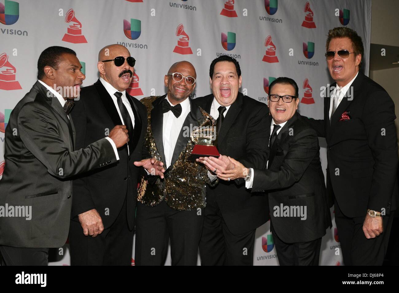 Las Vegas, NV, USA. 21 nov., 2013. Jose Alberto "El Canario", Oscar D'Leon, Sergio George, Tito Nieves, Ismael Miranda, Willy Chirino, La Salsa géants dans la salle de presse pour la 14e édition du Latin Grammy Awards - Salle de presse, Mandalay Bay Events Center, Las Vegas, NV le 21 novembre 2013. Credit : James Atoa/Everett Collection/Alamy Live News Banque D'Images