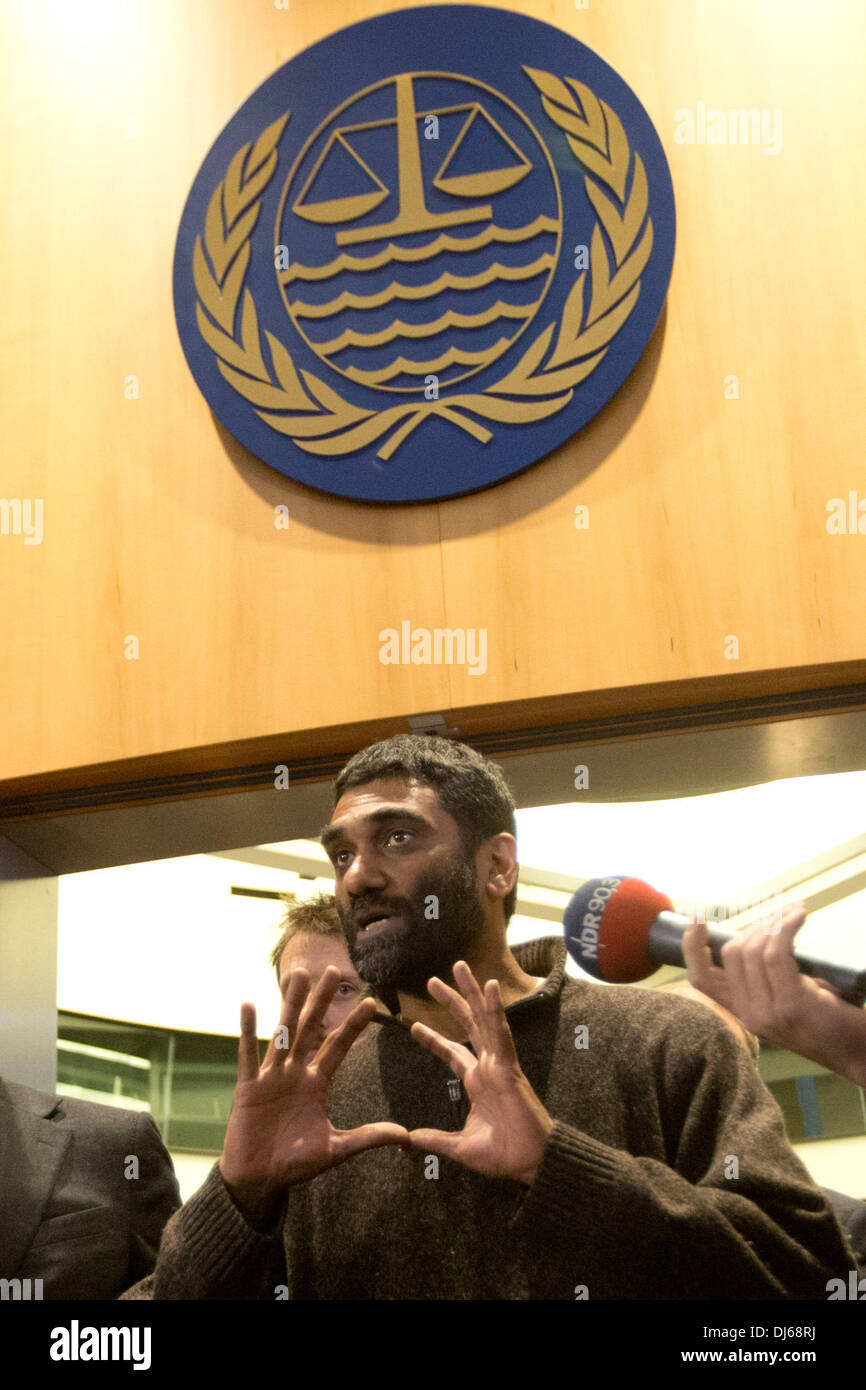 Hambourg, Allemagne. 22 nov., 2013. Le directeur exécutif de Greenpeace International, Kumi Naidoo (C) et son équipe faire une déclaration devant la salle d'audience du Tribunal international du droit de la mer (TIDM) à Hambourg, Allemagne, 22 novembre 2013. Le Tribunal international du droit de la mer décide sur une demande des Pays-Bas concernant le cas du Greenpeace navire 'Artic Sunrise' et c'est l'équipage. Photo : CHRISTIAN CHARISIUS/dpa/Alamy Live News Banque D'Images