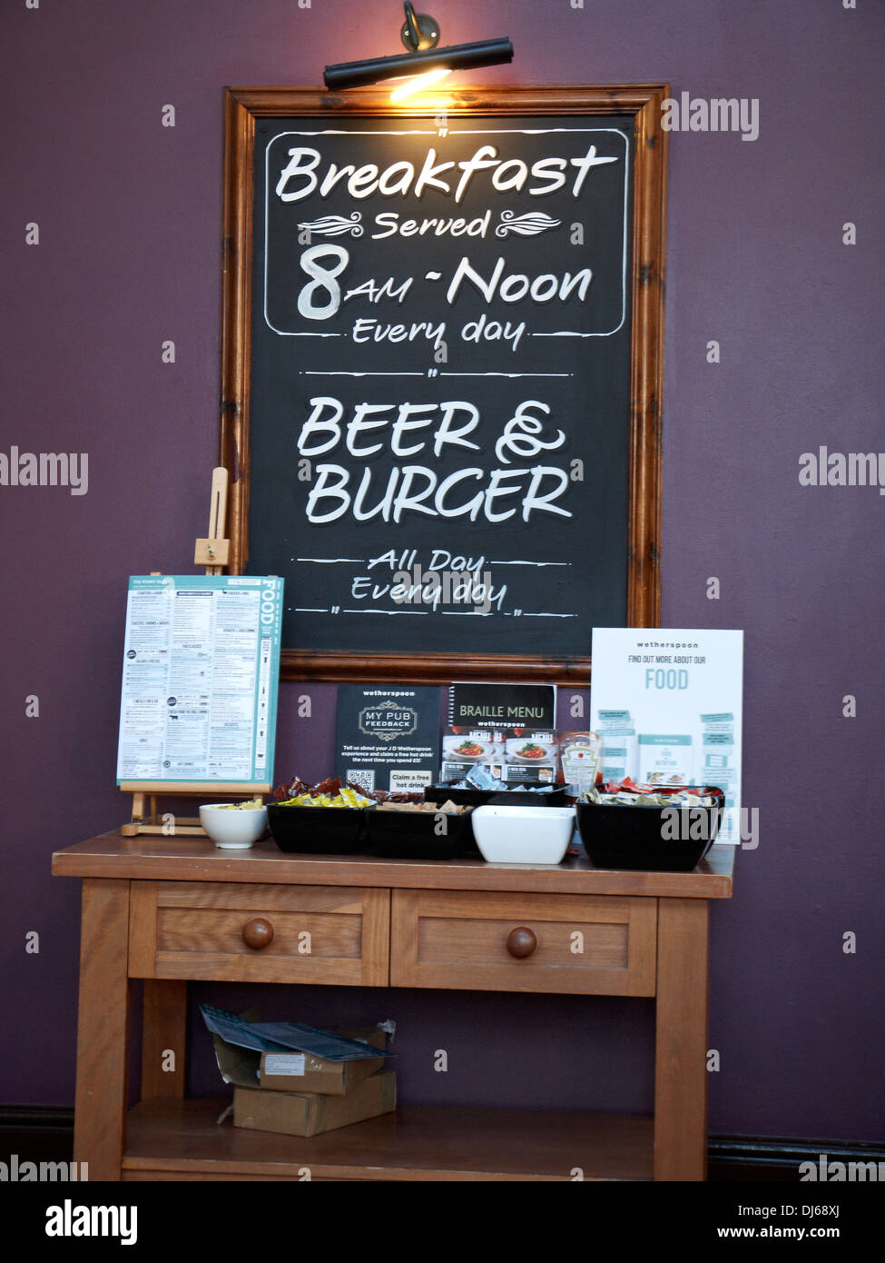 Tableau noir dans une pub Wetherspoon UK Banque D'Images