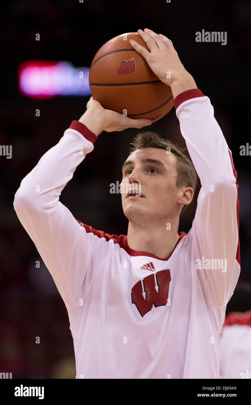 Madison, Wisconsin, USA. 21 nov., 2013. 21 novembre 2013 : Wisconsin Badgers avant Sam Dekker # 15 se réchauffe avant le match de basket-ball de NCAA entre les Falcons de Bowling Green et le Wisconsin Badgers au Kohl Center à Madison, WI. Le Wisconsin a défait 88-64 Bowling Green. John Fisher/CSM/Alamy Live News Banque D'Images