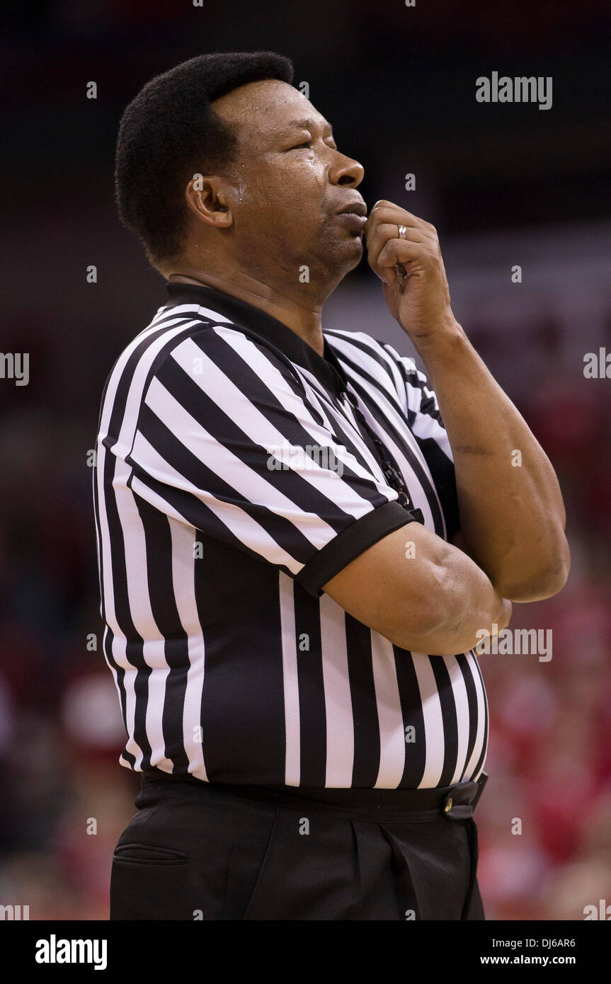 Madison, Wisconsin, USA. 21 nov., 2013. 21 novembre 2013 : Ed Hightower l'appeler se ferme après 31 ans d'arbitrage ressemble au cours de la jeu de basket-ball de NCAA entre les Falcons de Bowling Green et le Wisconsin Badgers au Kohl Center à Madison, WI. Le Wisconsin a défait 88-64 Bowling Green. John Fisher/CSM/Alamy Live News Banque D'Images