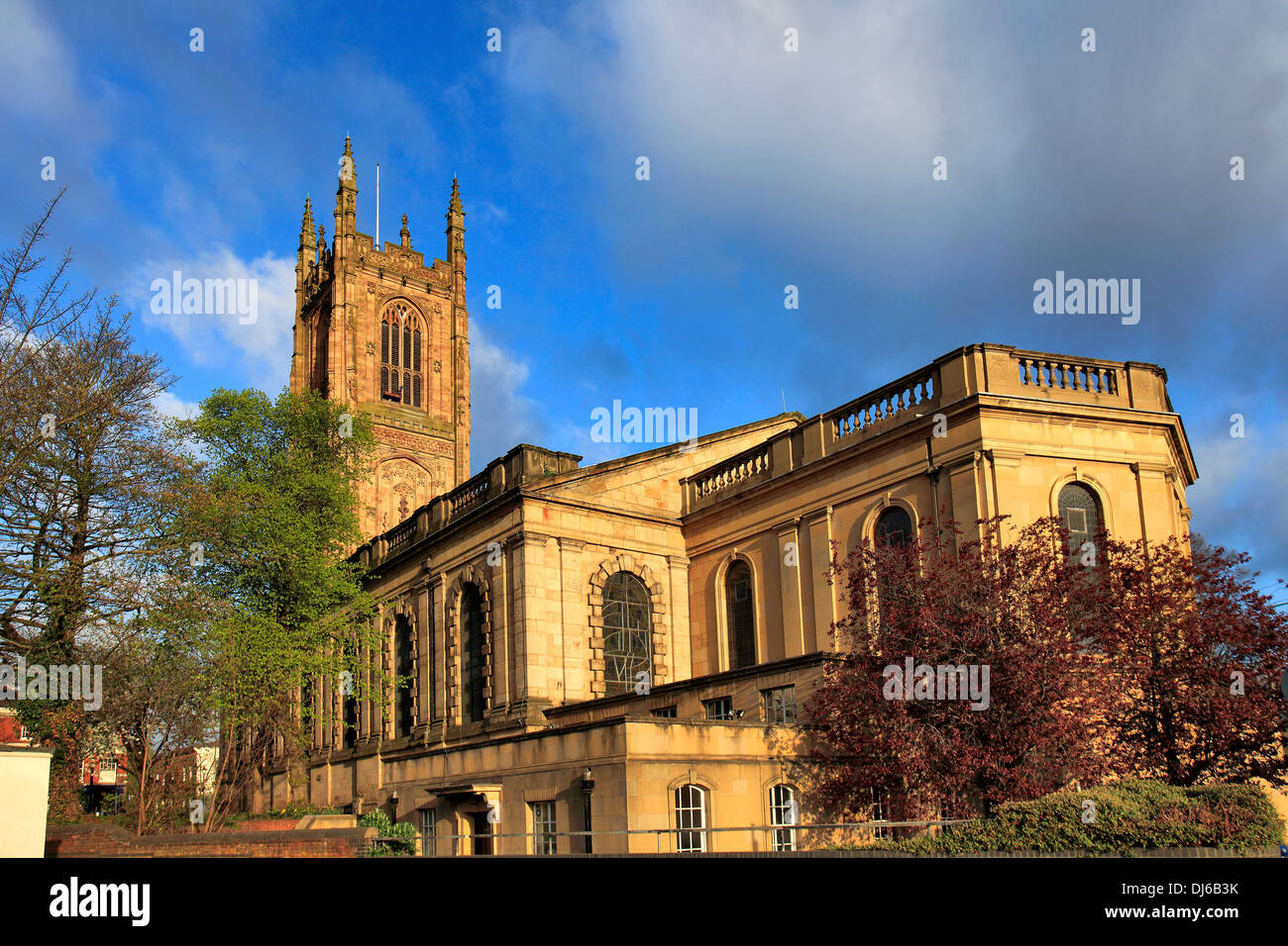 Vue de la cathédrale de Derby printemps Eglise de tous les saints dans le quartier de la cathédrale, le centre-ville de Derby, Derbyshire, Angleterre, RU Banque D'Images