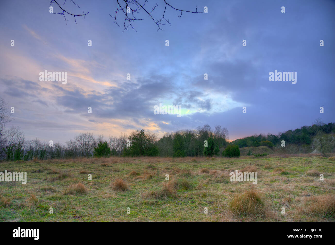 Purple sky et les nuages qui se forment au cours de Fort Hill, Headley et chaux Betchworth Surrey Hills travaille le coucher du soleil, campagne. Près de Dorking. Banque D'Images
