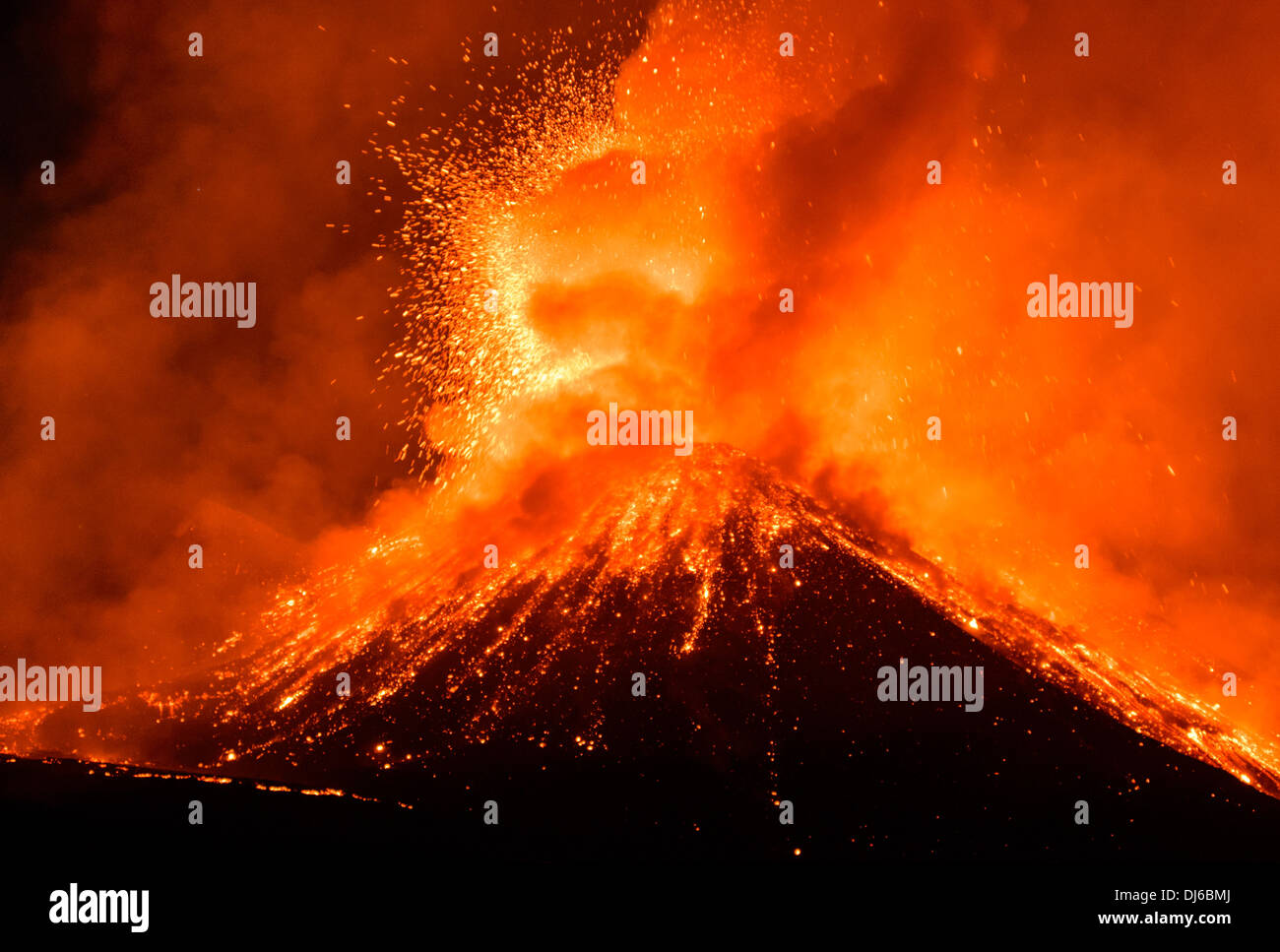 Éruption du volcan Etna en novembre 2013, la nuit de nouveau paroxysme de violence se lave cratère avec fontaines et coulées de lave. Banque D'Images