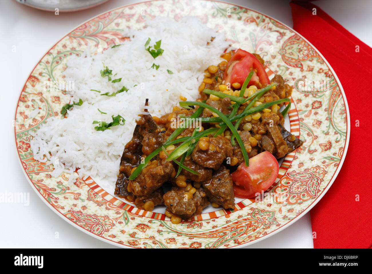 Lahore (Pakistan) et d'agneau Chana dhal (pois cassés) curry, garni de tomates et piments, et servis avec du riz blanc. Banque D'Images