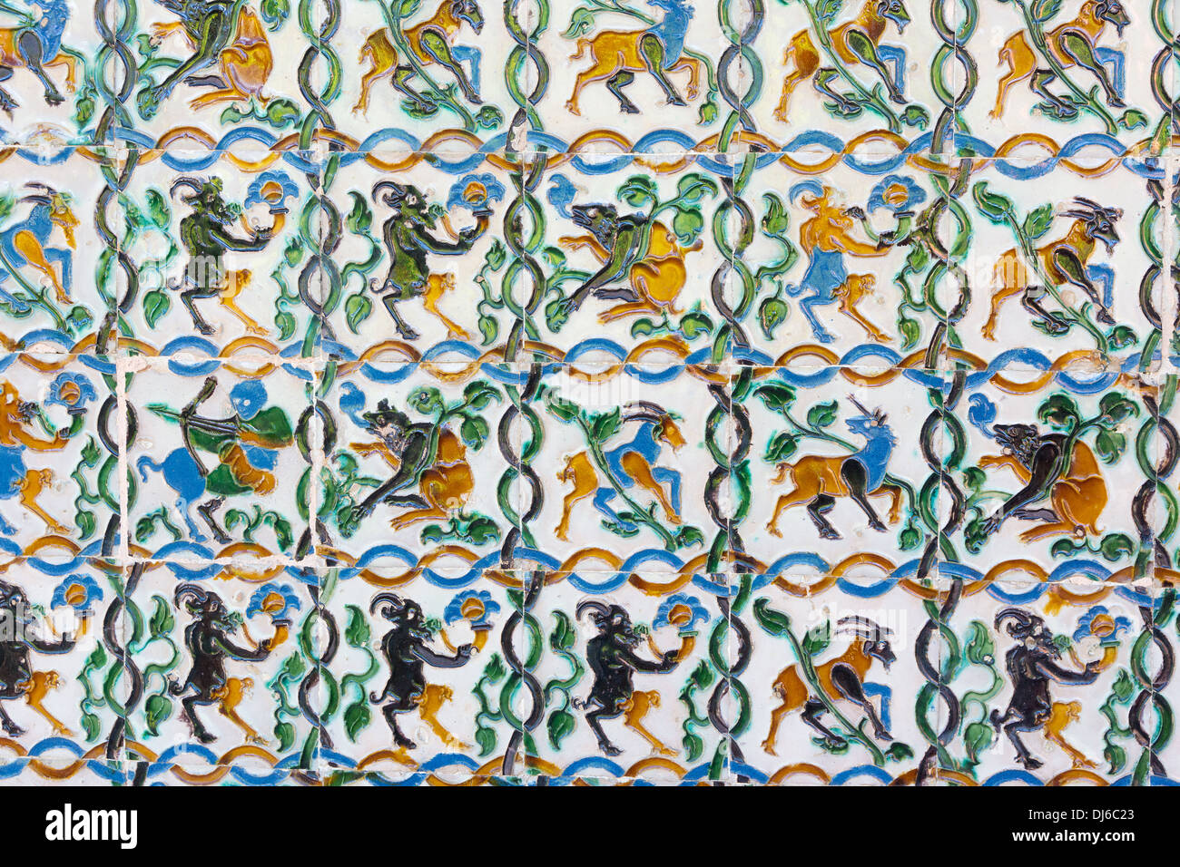 Détail de carreaux dans les jardins du palais royal de l'Alcazar de Séville Espagne Banque D'Images