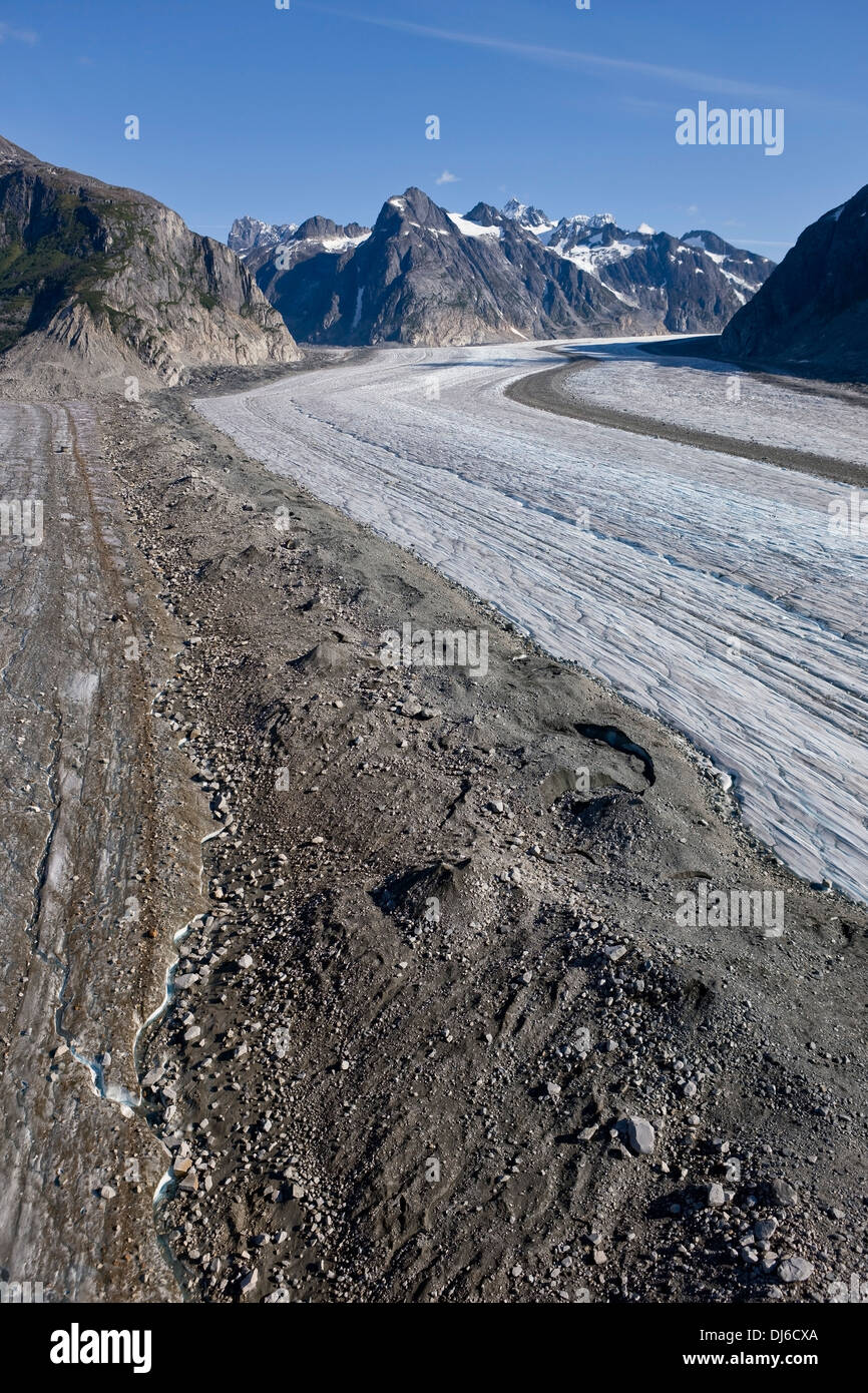 Vue aérienne d'une moraine médiane sur le Glacier Gilkey comme il serpente vers le bas de la Juneau Icefield dans le Sud-Est de l'Alaska Banque D'Images