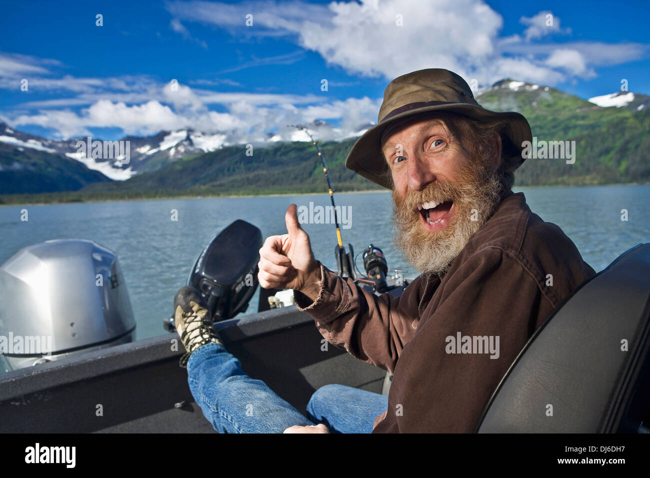 Un pêcheur très heureux pour la pêche du saumon d'argent à partir d'un bateau dans la baie du Prince William dans le sud de l'Alaska au cours de l'été. Banque D'Images