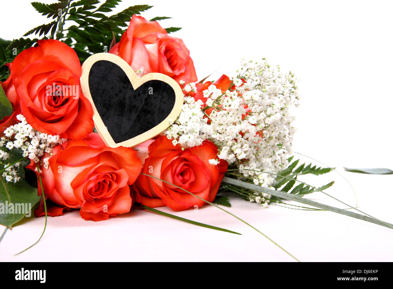 Roses rouges avec l'écriture en forme de cœur, Close up Banque D'Images