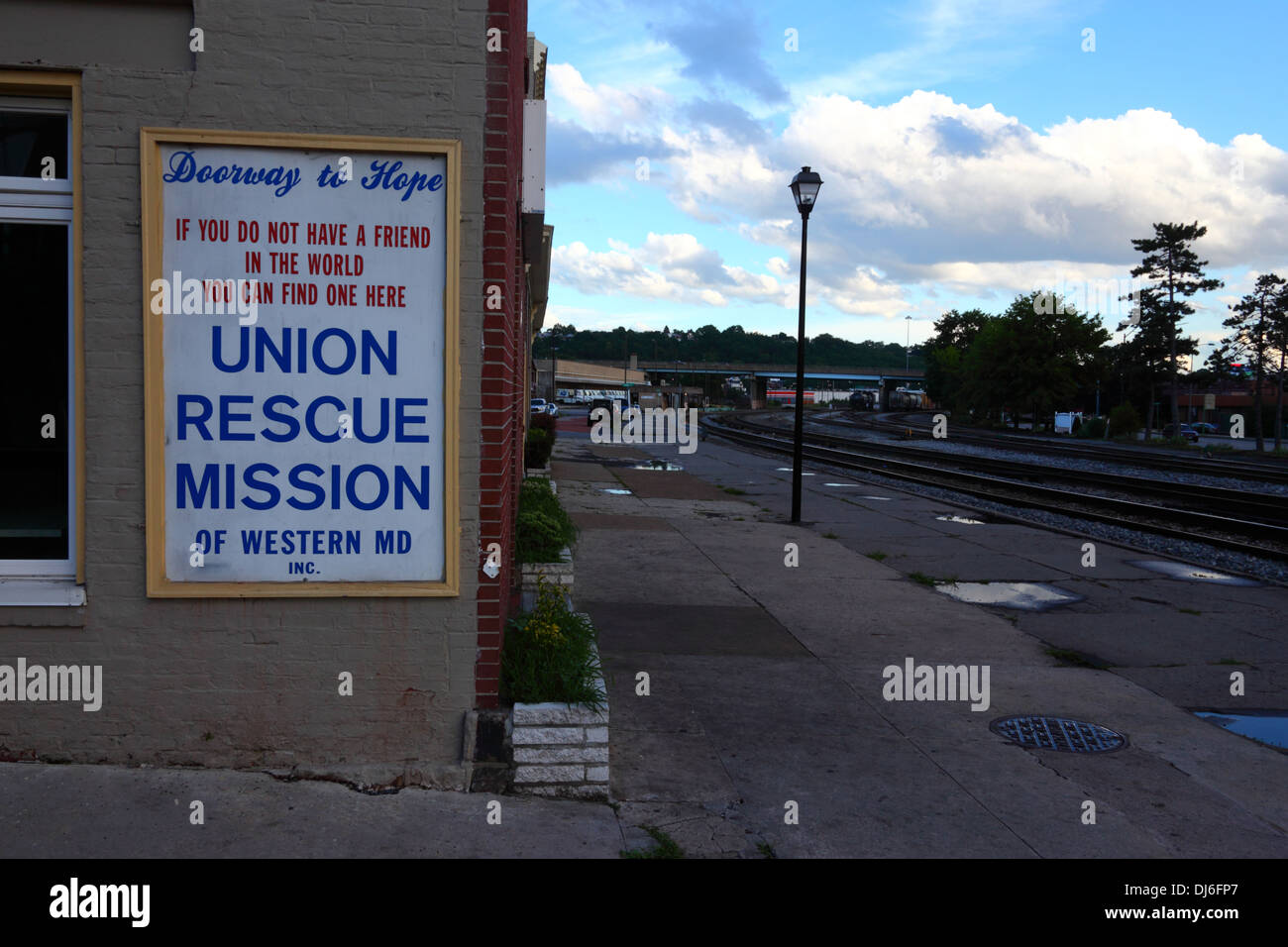 Panneau sur le mur du bâtiment de l'Union Rescue Mission à côté de l'ancien chemin de fer de Baltimore et Ohio, Cumberland, Maryland, États-Unis Banque D'Images