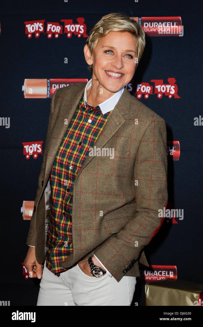 Van Nuys, CA, . 22 nov., 2013. Ellen Degeneres présents pour Duracell Power un sourire maison de don à Toys for Tots, Van Nuys Airport, Van Nuys, CA, le 22 novembre 2013. Credit : Sara Cozolino/Everett Collection/Alamy Live News Banque D'Images