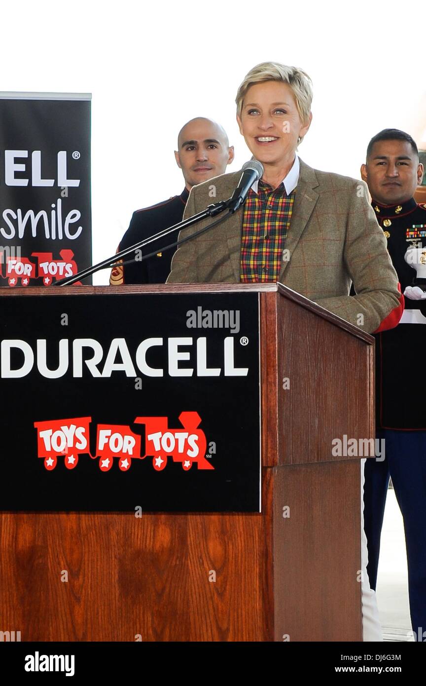 Van Nuys, CA, . 22 nov., 2013. Ellen Degeneres présents pour Duracell Power un sourire maison de don à Toys for Tots, Van Nuys Airport, Van Nuys, CA, le 22 novembre 2013. Credit : Sara Cozolino/Everett Collection/Alamy Live News Banque D'Images