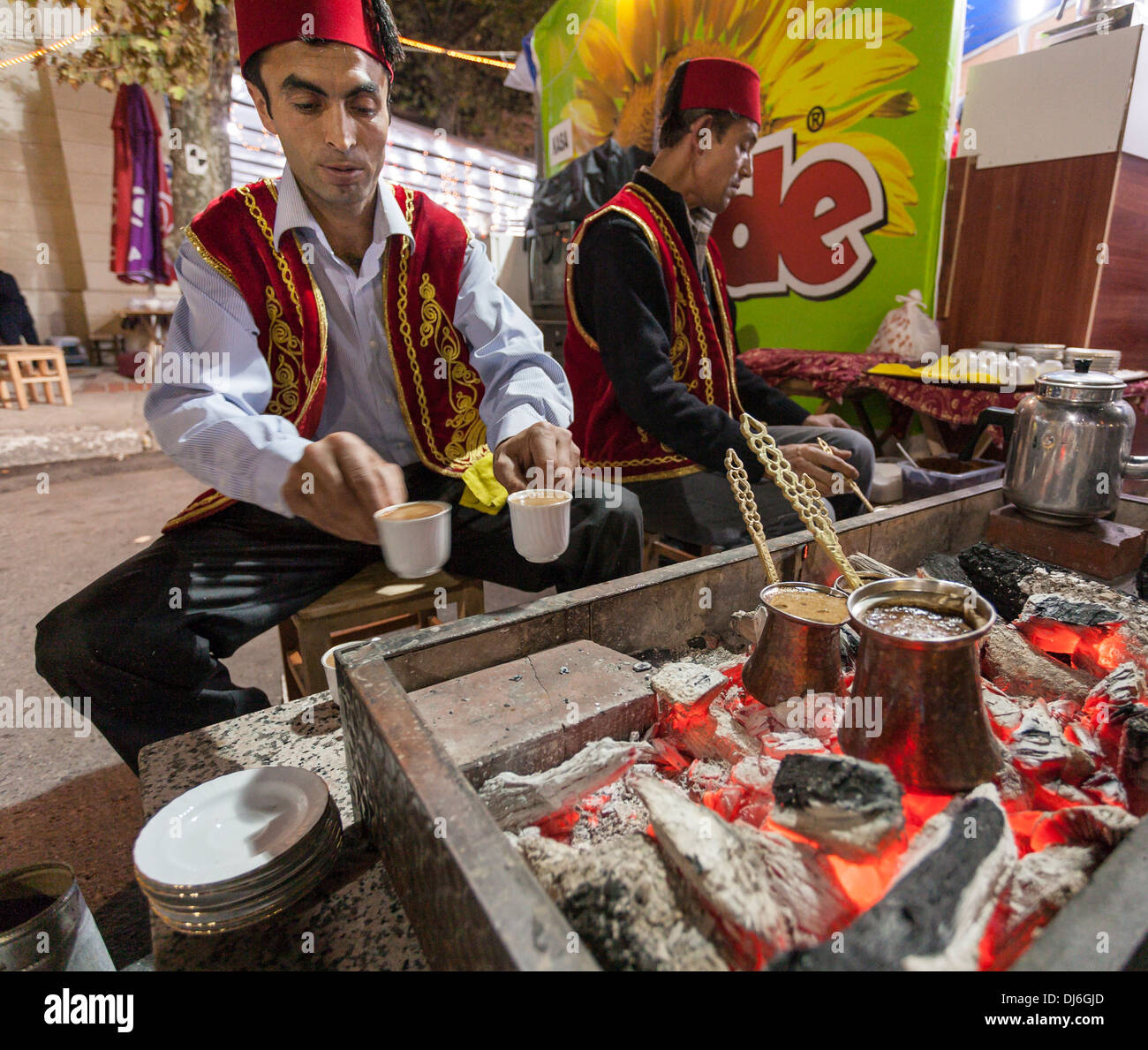 Café Turc servant traditionnellement. Un barista turc se prépare à part deux tasses de café fumant aux clients Banque D'Images