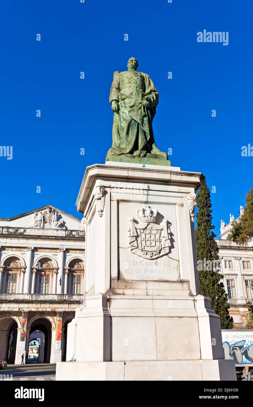 Statue du roi Dom Carlos I et le Palais National de Ajuda en arrière-plan. Lisbonne, Portugal. Palais royal néoclassique du 19e siècle Banque D'Images