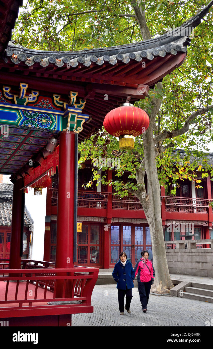 Deux femmes à pied sur la rue historique du Temple de Confucius. Nanjing, Jiangsu Province, China. Banque D'Images