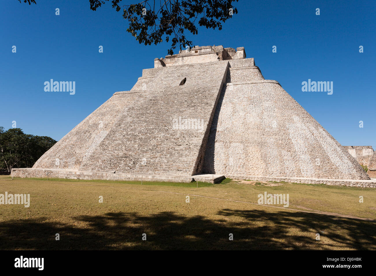 Pyramide Maya de Uxmal du Magicien de l'entrée du parc. La structure en pierre massive s'élève à partir d'un pré dégagé. Banque D'Images