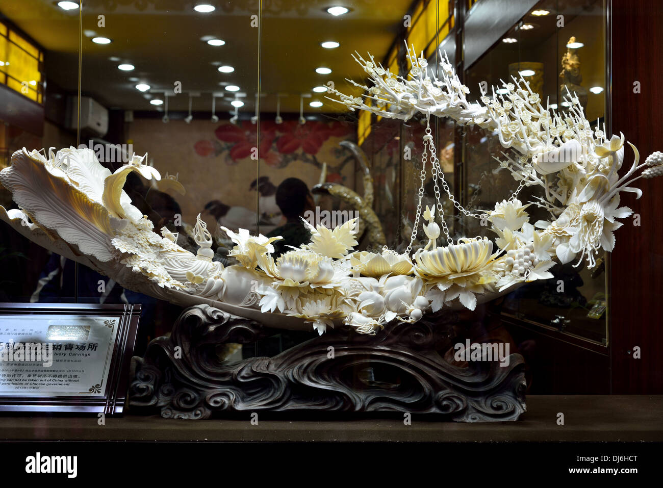 Sculpture en ivoire à vendre dans une boutique de cadeaux. La Chine. Banque D'Images