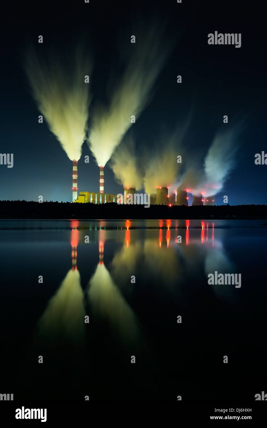 Coal power station et nuit - Belchatow en Pologne. Banque D'Images