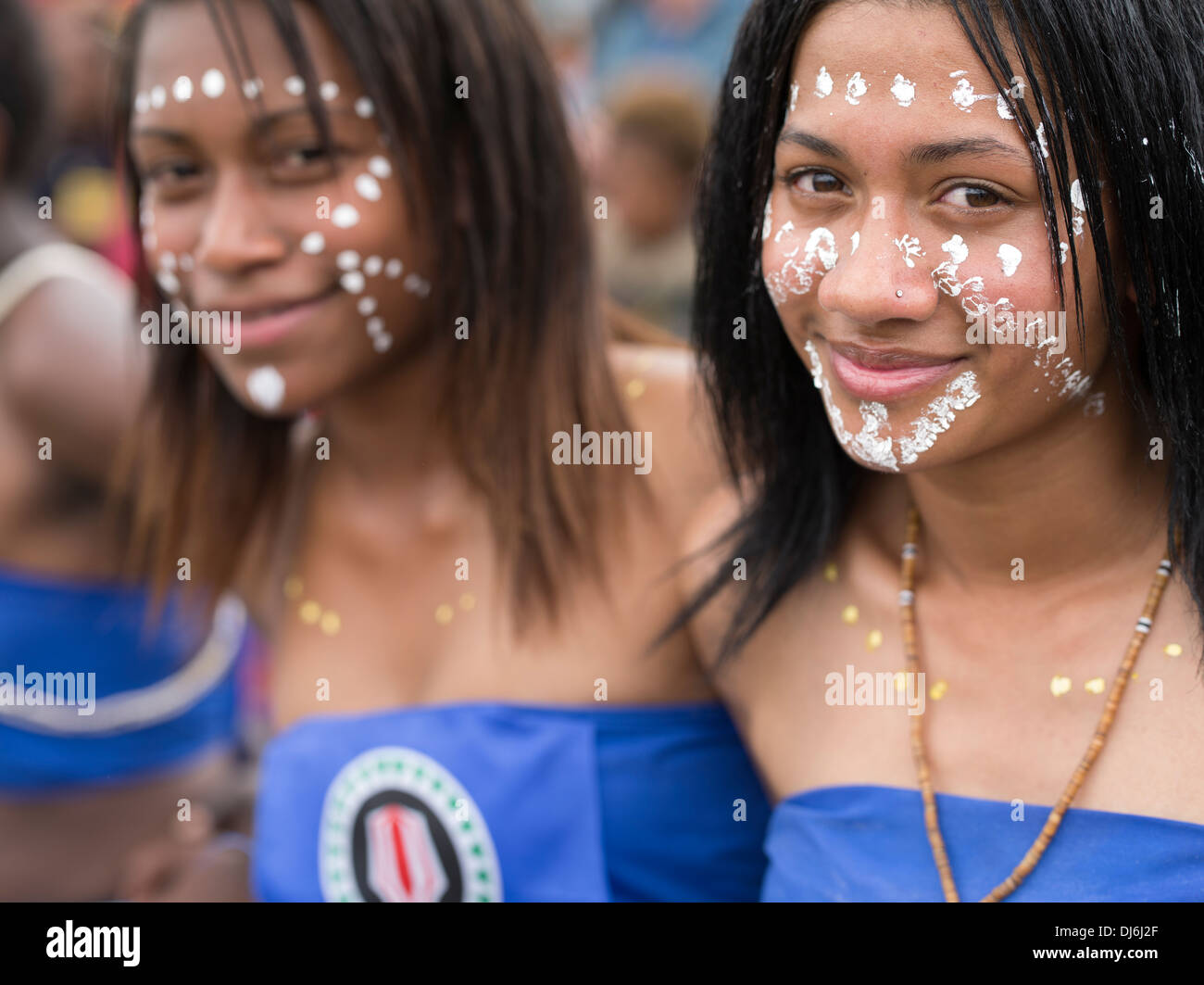 Les jeunes femmes avec des visages peints en partie de l'exposition festival singsing Goroka Papouasie Nouvelle Guinée Banque D'Images