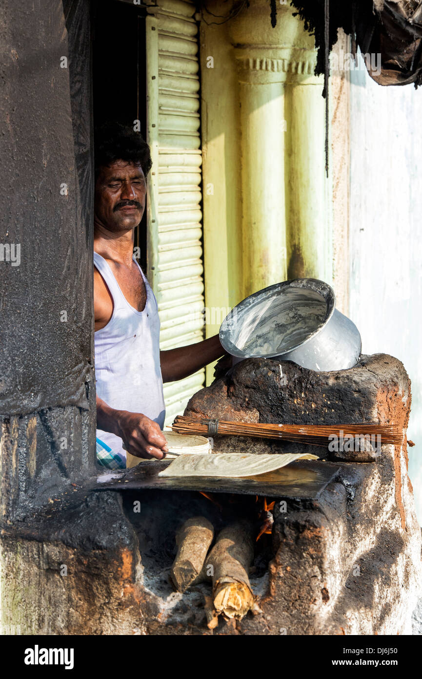La cuisine indien masala dosa pour les gens dans un village rural. L'Andhra Pradesh, Inde Banque D'Images