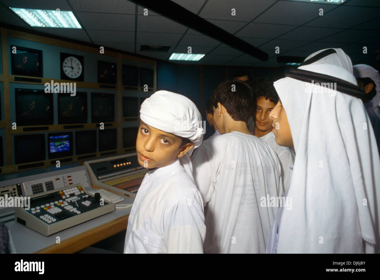 Dubai UAE Visiter les enfants à l'école tv station Banque D'Images