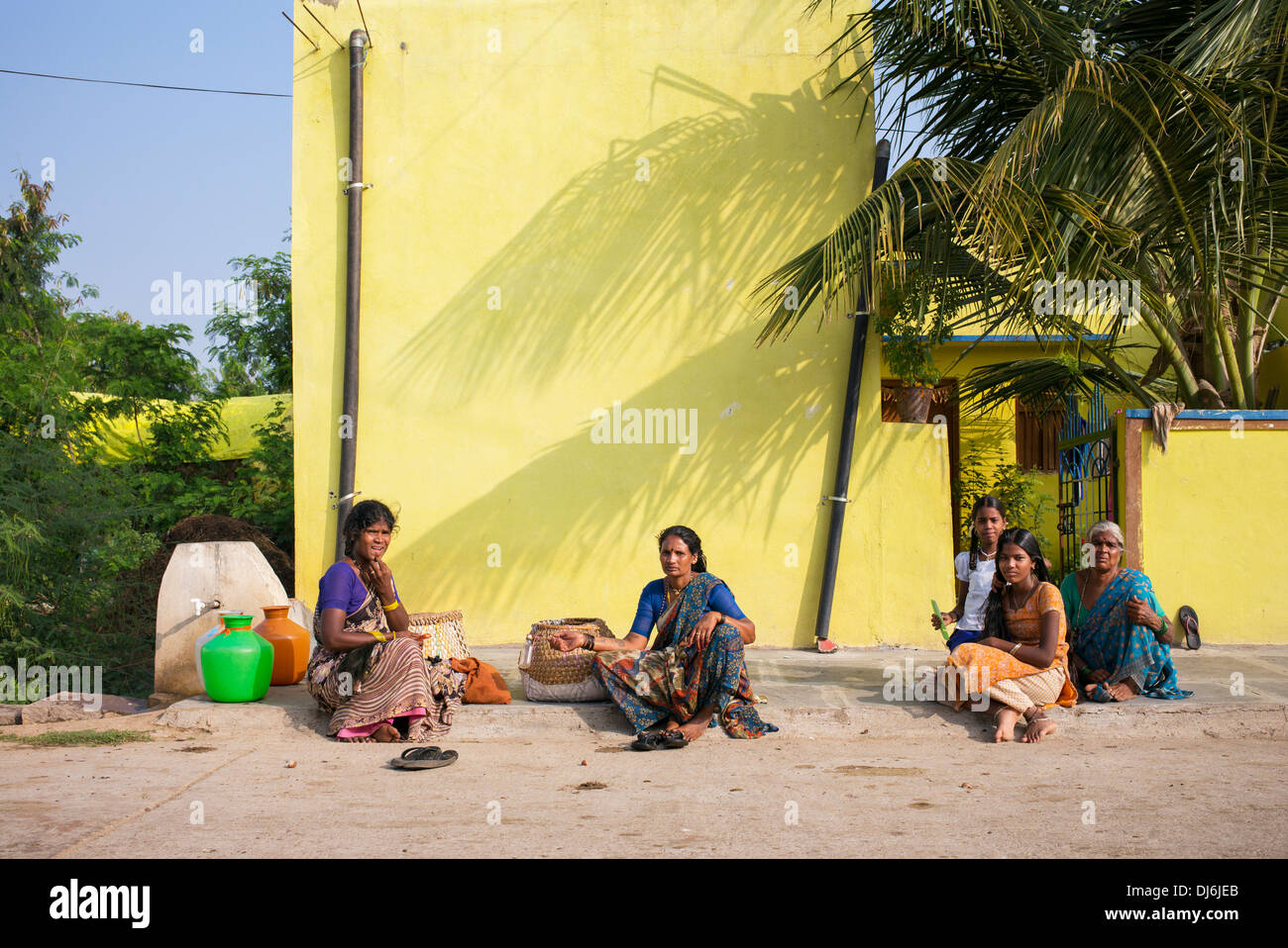 Village de l'Inde rurale des femmes et des filles était assis dans la rue dans un village de l'Inde rurale. L'Andhra Pradesh, Inde Banque D'Images