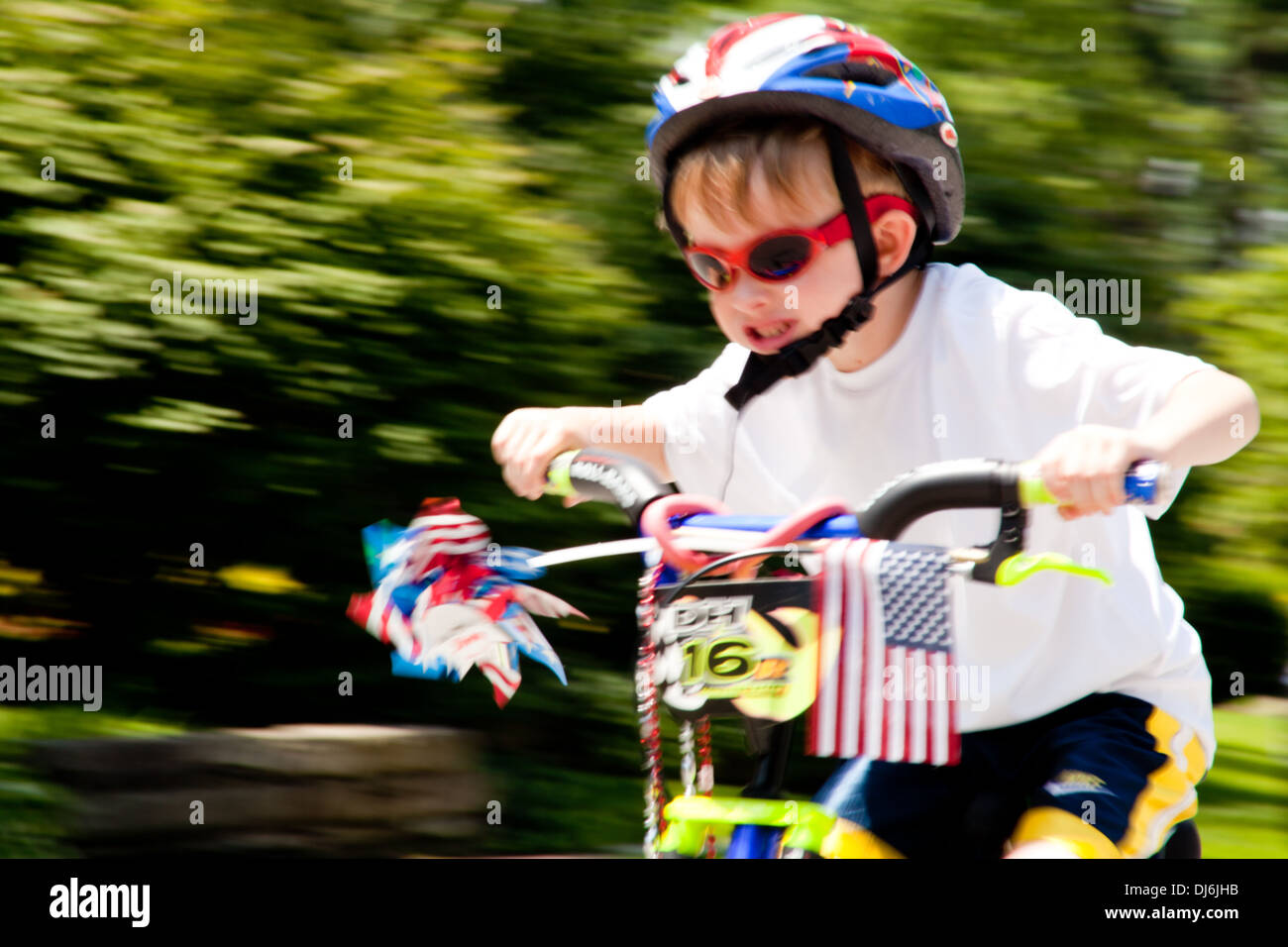 Petit garçon avec casque de vélo promenades en vélo - rapide décoré pour 4 juillet parade Banque D'Images