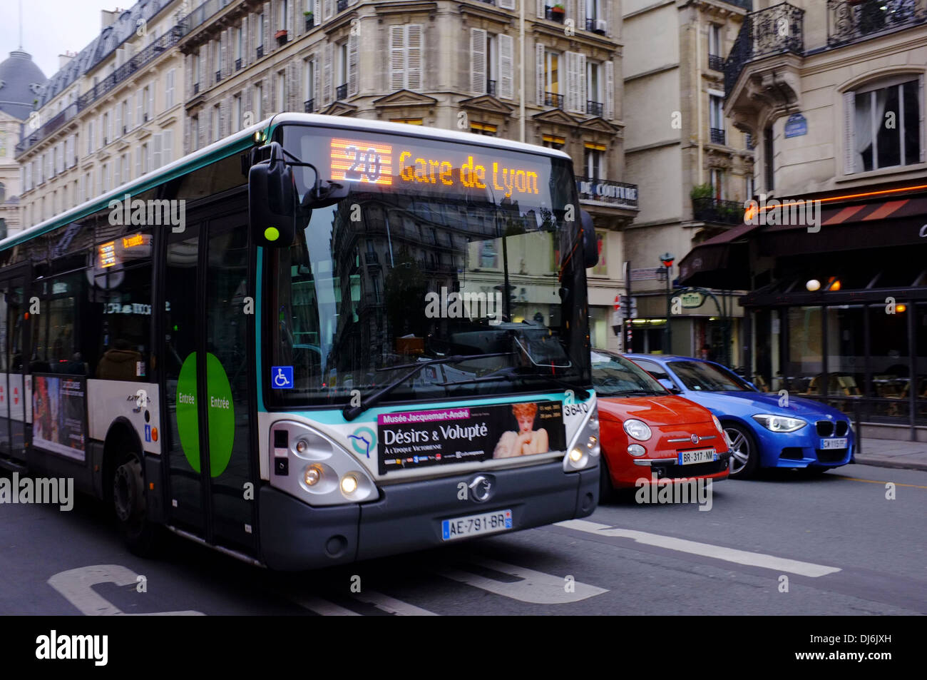 Voitures et bus déménagement dans une rue de Paris, France Banque D'Images