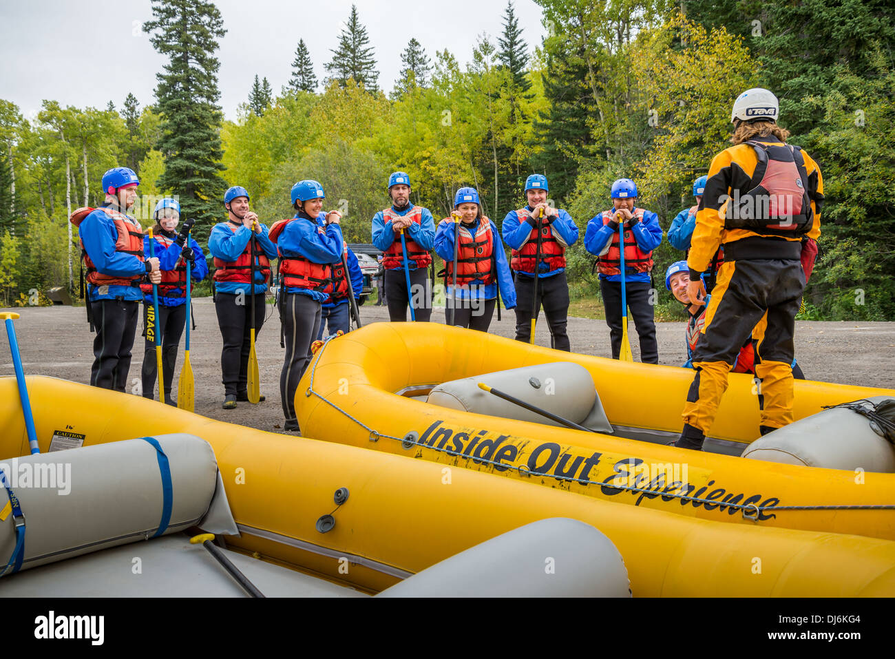 River Rafting groupe reçoit instruction d'guide , rivière Kananaskis, Kananaskis, Alberta, Canada Banque D'Images
