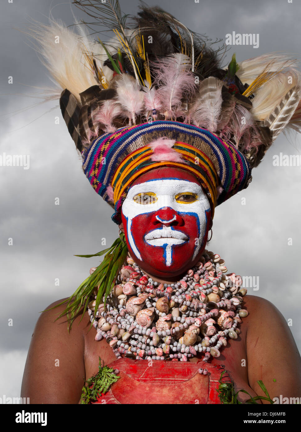 Femme avec une coiffe de plumes et de coquillages Tokua Singsing, Jiwaka Culture Groupe Provice - Goroka Show, Papouasie Nouvelle Guinée Banque D'Images