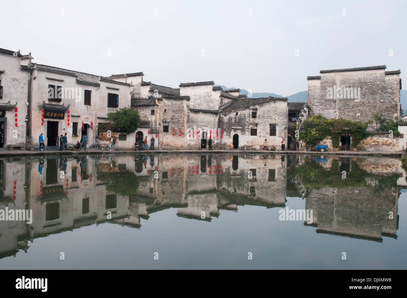 En forme de lune dans l'étang du village de Hongcun à Huizhou, région de l'Anhui Banque D'Images