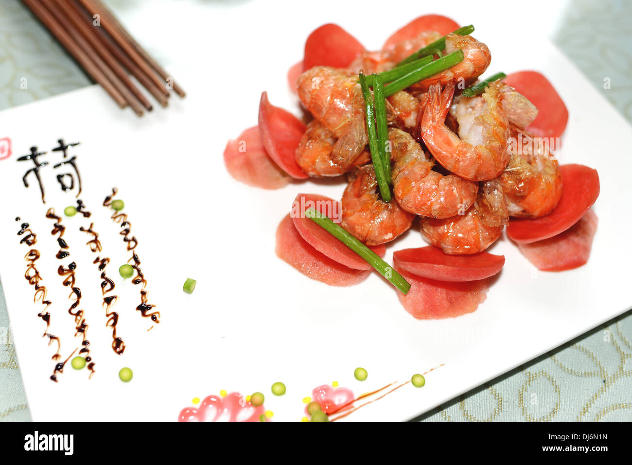 Sauté de crevettes à la ciboulette chinoise de floraison et la carotte Banque D'Images