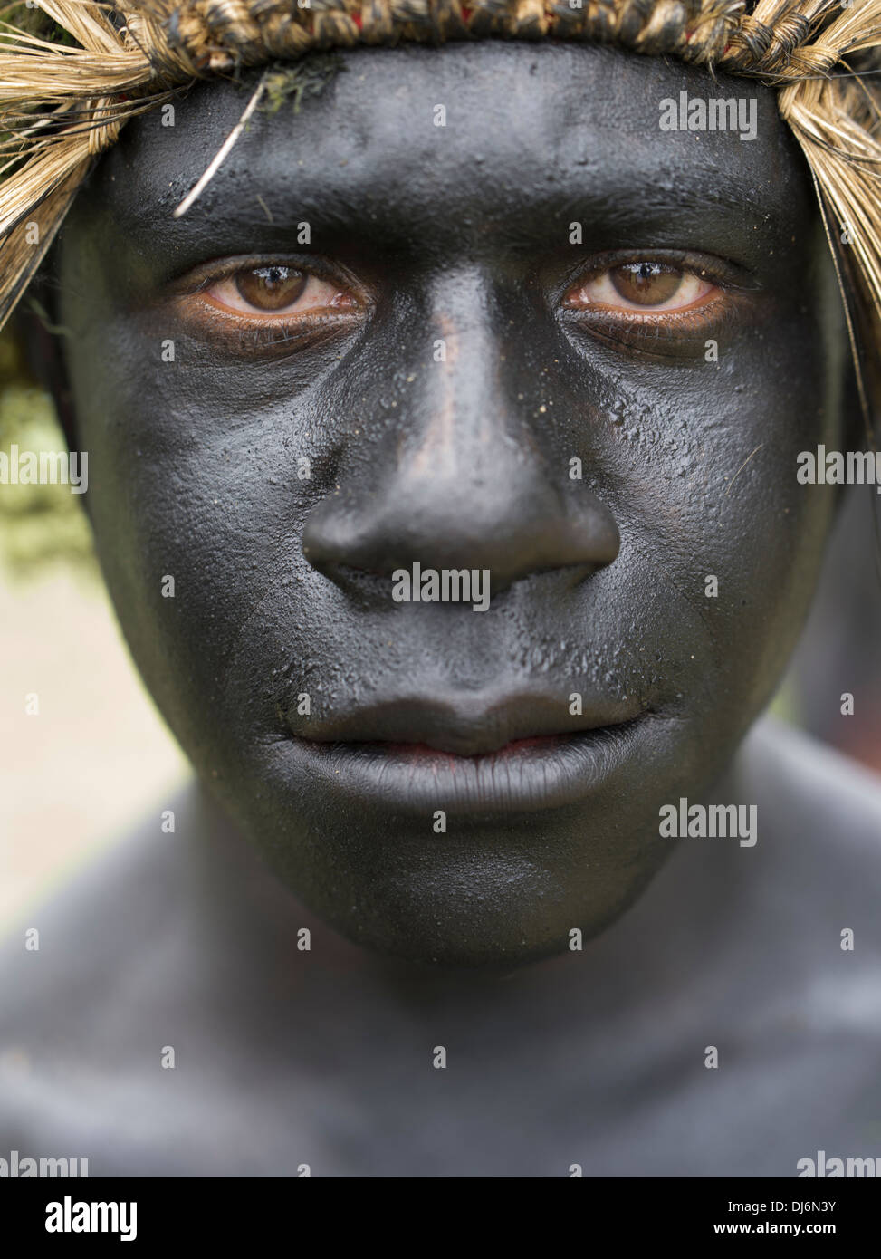 Jeune homme de Nomba Womens Singsing, Groupe Daulo, District de la Province orientale des Highlands - Goroka Show, Papouasie Nouvelle Guinée Banque D'Images