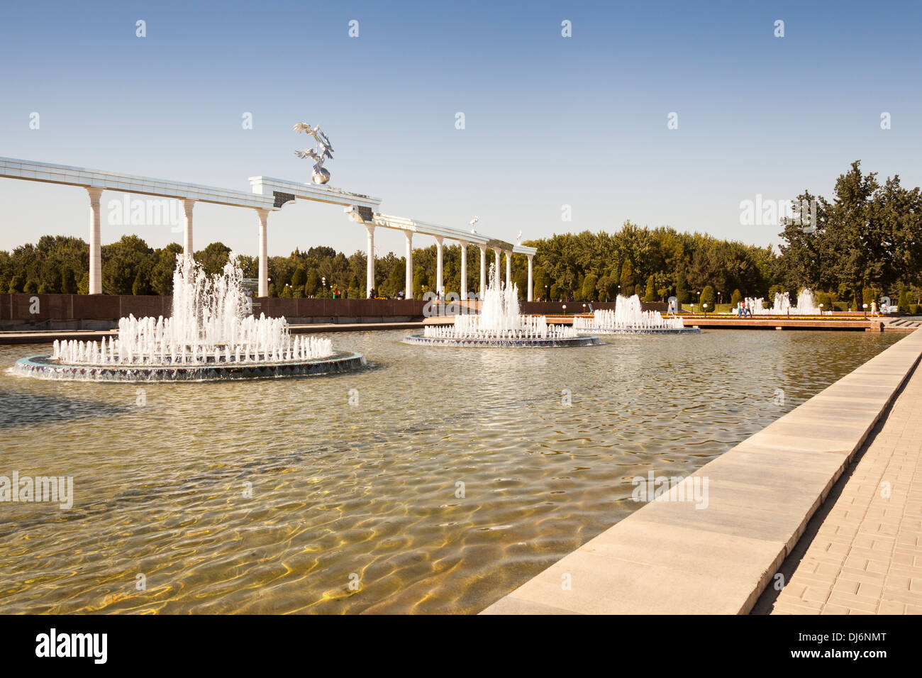 Les fontaines d'eau et de l'indépendance Ezgulik Arch, Independence Square, Place Maydoni, Tachkent, Ouzbékistan Banque D'Images