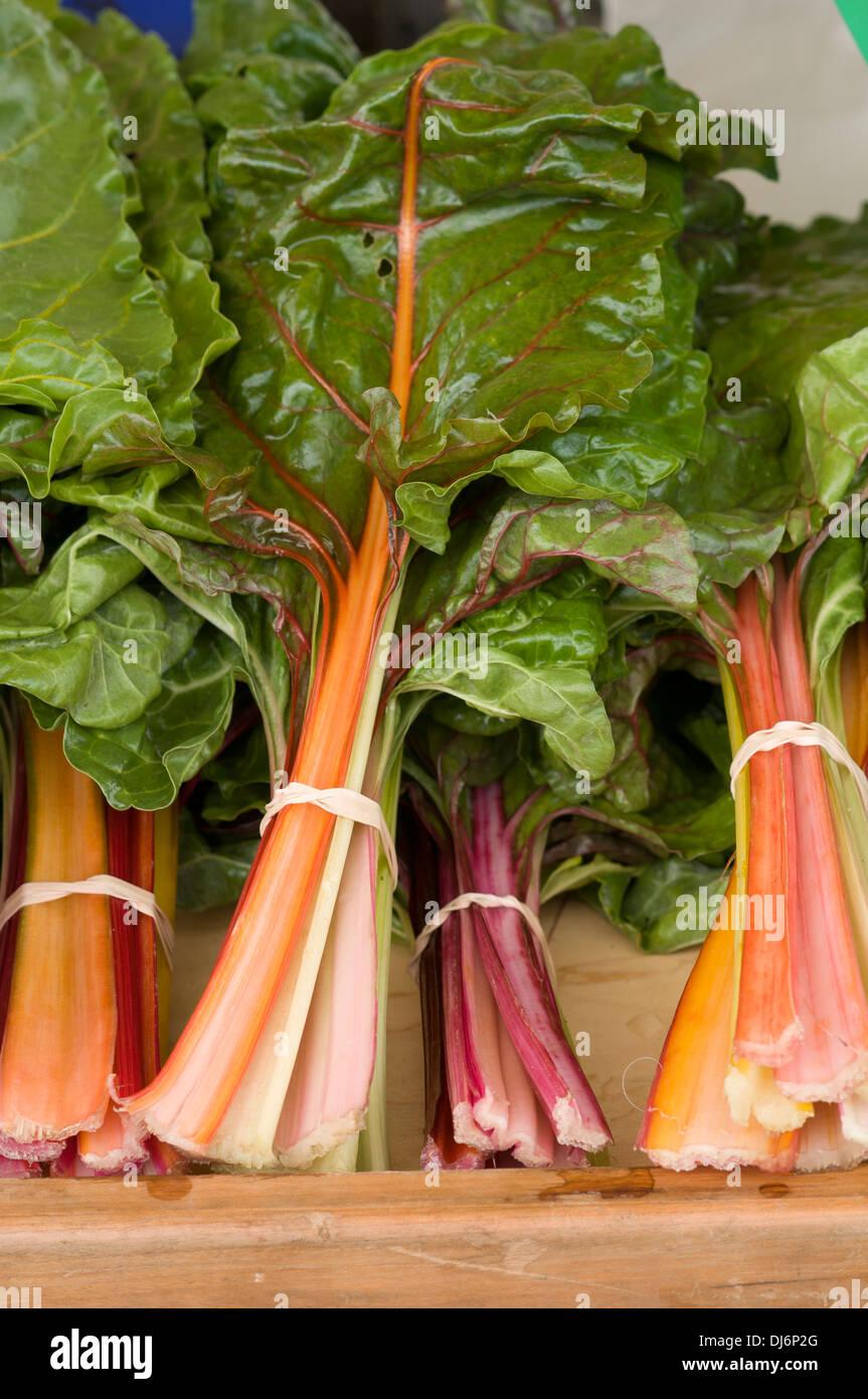 Produire à un marché de fermiers, blettes et les légumes verts Banque D'Images