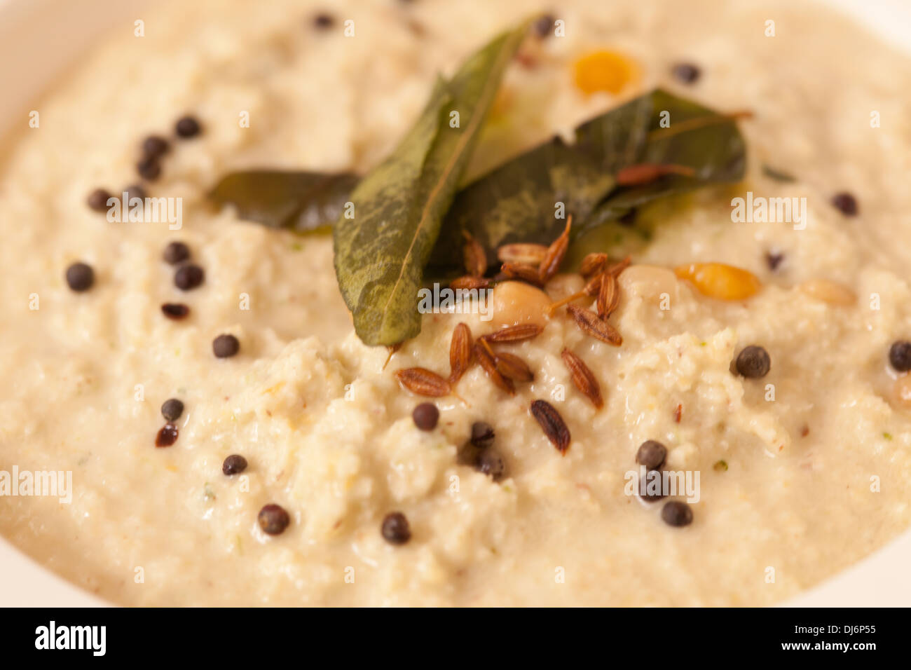 Le chutney est un plat populaire de la cuisine indienne du Sud & est un condiment épicé. Banque D'Images