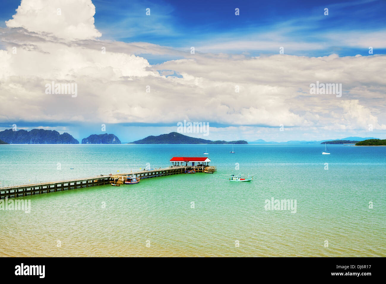 Sur la jetée de l'île de Koh Lanta, Krabi, Thaïlande Banque D'Images