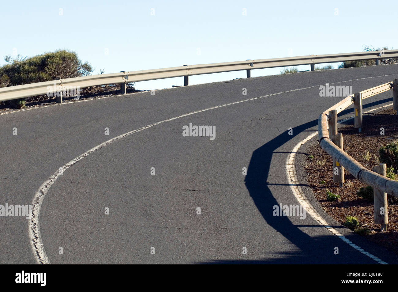 Balayant bend road bends twisty routes route passionnante conduite lecteurs montagne route piste courbe cambrée cambrée courbes rapides Banque D'Images