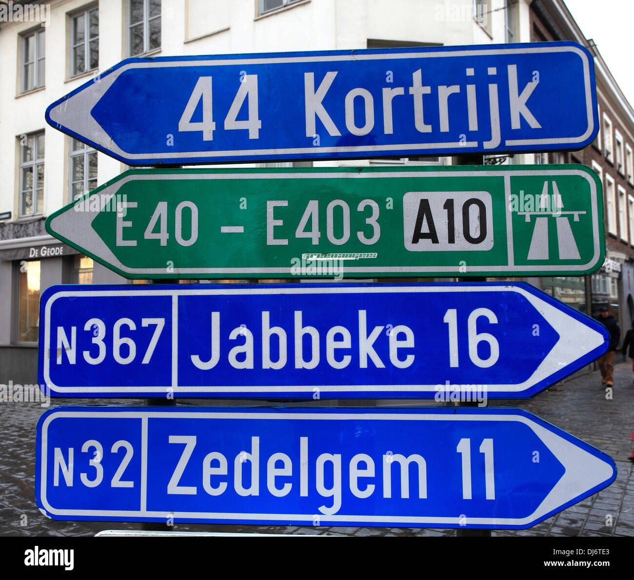 Signe de route, la ville de Bruges, Flandre occidentale, région flamande de Belgique. Bruges est une ville du patrimoine mondial de l'UNESCO. Banque D'Images