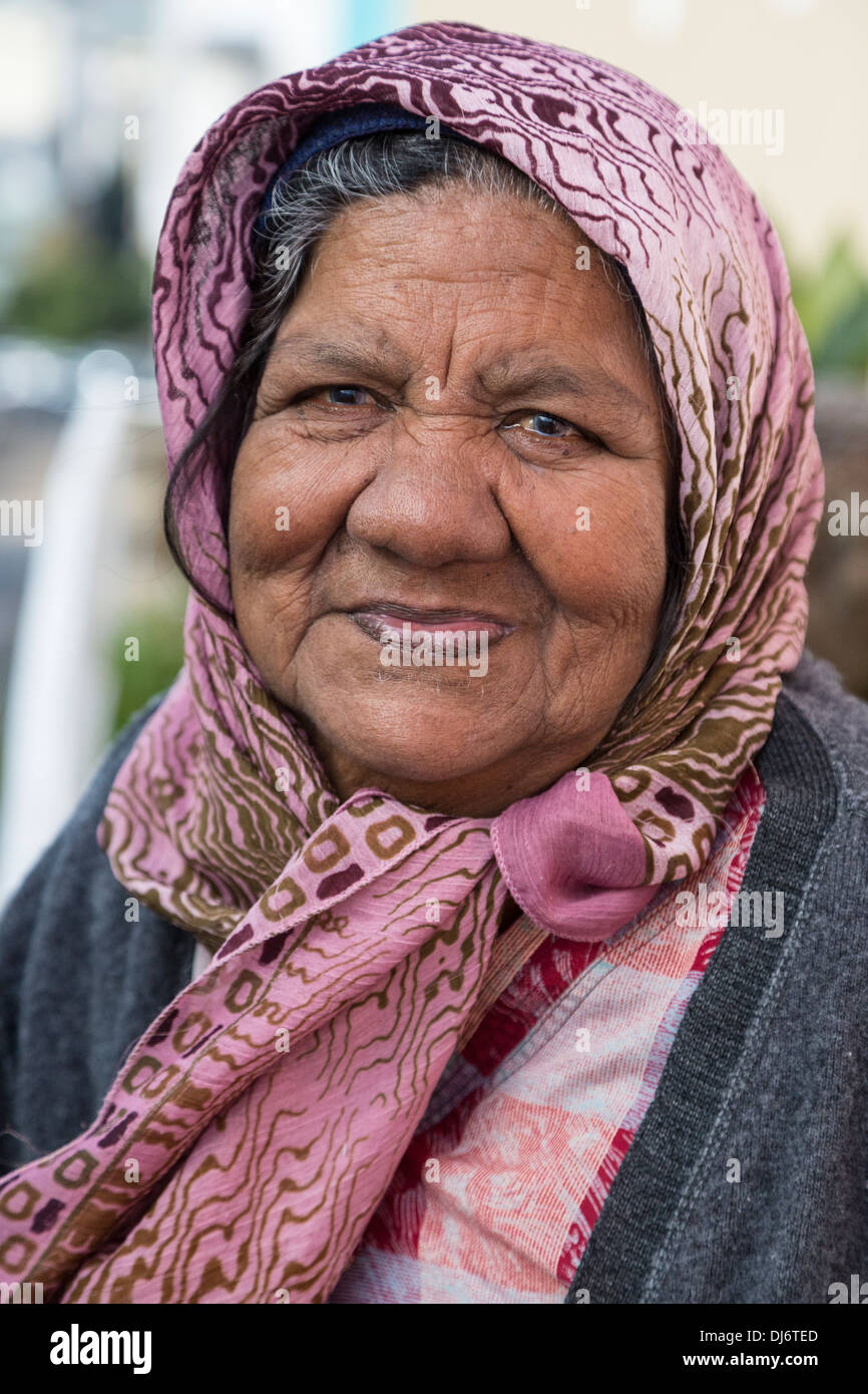 L'Afrique du Sud, Cape Town, Bo-kaap. Vieille Femme, gardien de la clé de la mosquée Bourhaanol. Banque D'Images