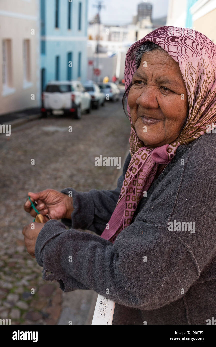 L'Afrique du Sud, Cape Town, Bo-kaap. Vieille Femme, gardien de la clé de la mosquée Bourhaanol. Banque D'Images
