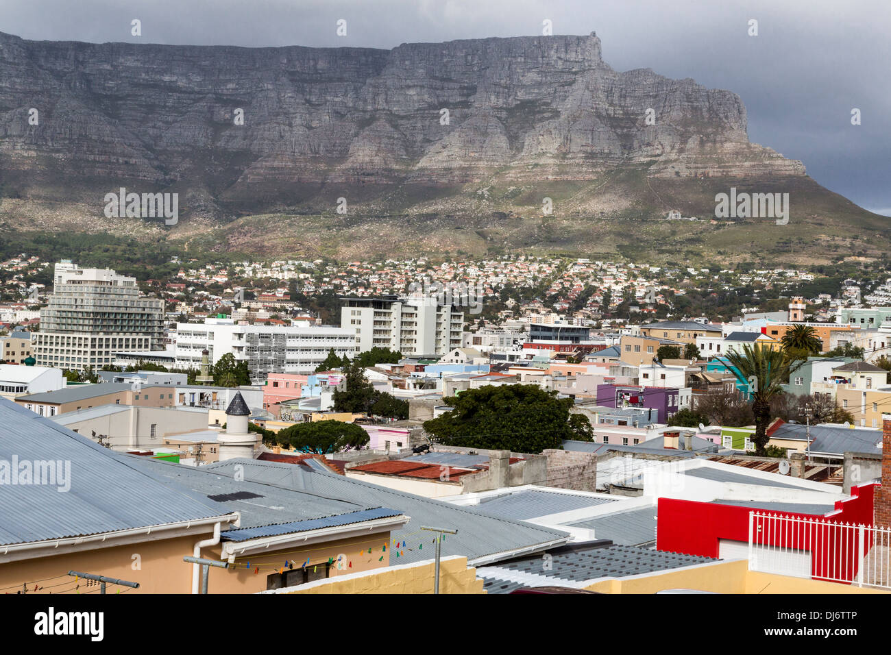 L'Afrique du Sud, Cape Town. Vue de la ville du Cap et la montagne de la table à partir de la région supérieure de Bo-kaap. Banque D'Images