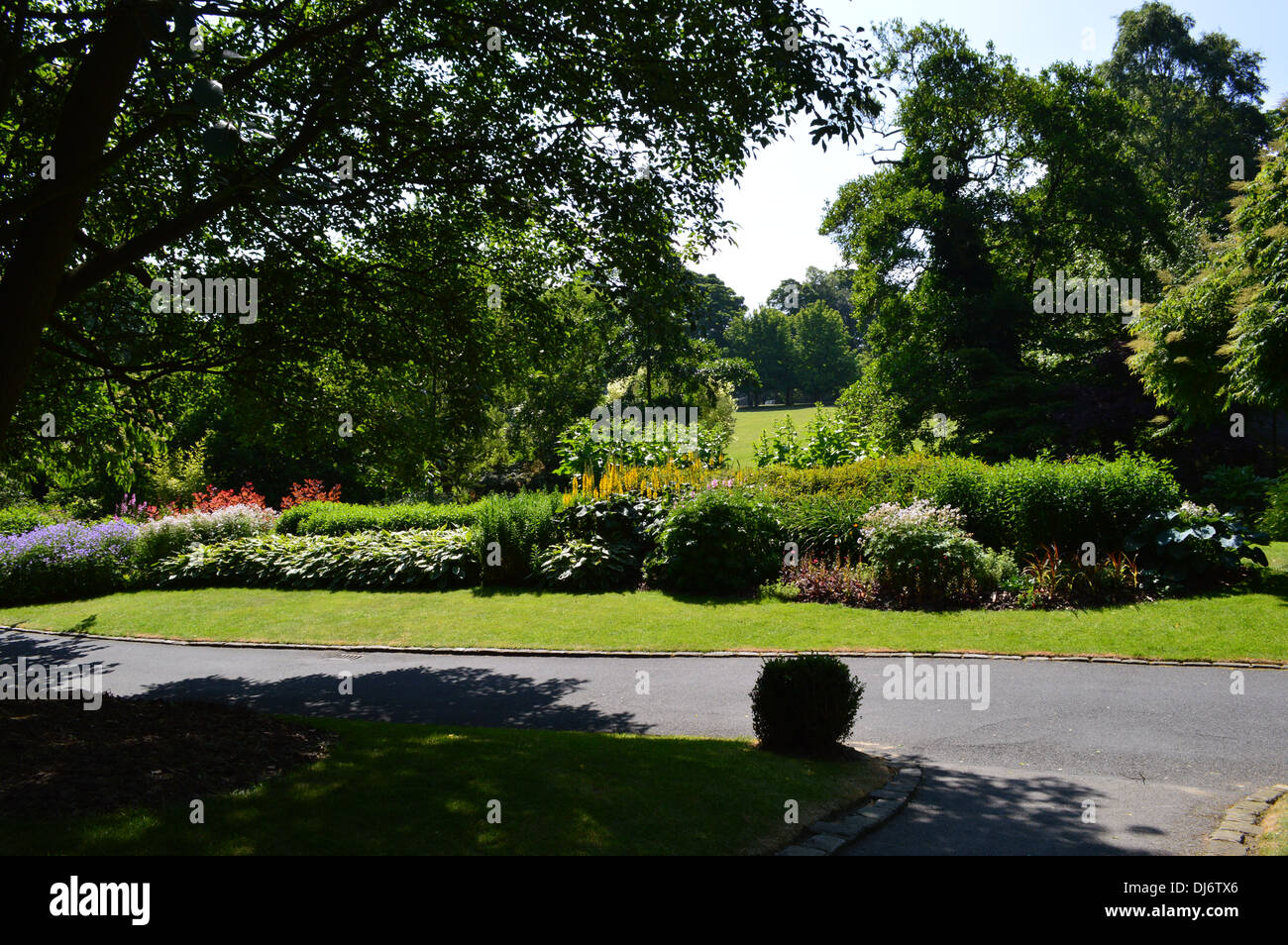 Un charmant jardin paysager ensoleillées du lister park, Bradford Banque D'Images