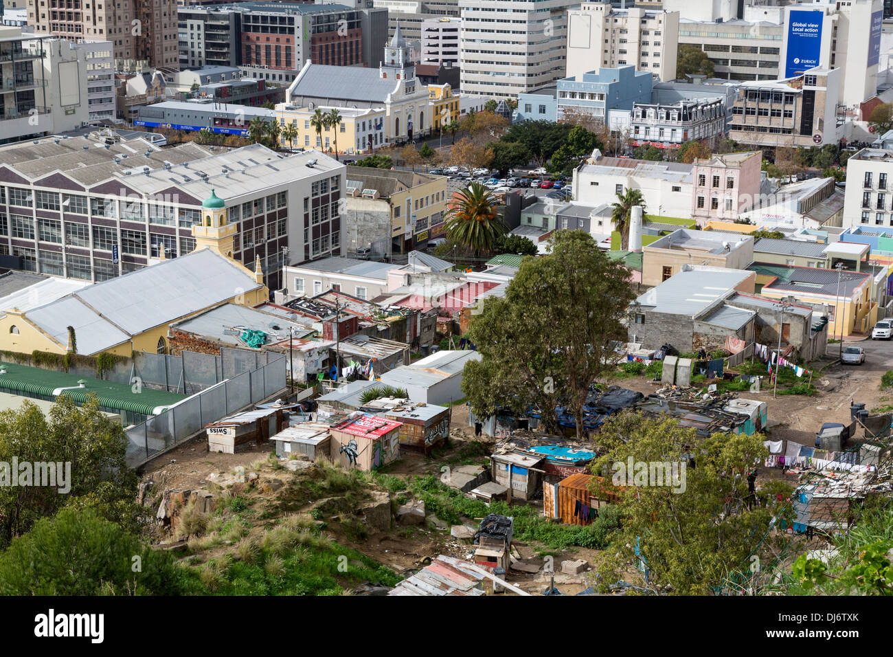 L'Afrique du Sud. Cap du Bo-kaap Hill. Logement bidonville à la base de la colline, en premier plan. Banque D'Images