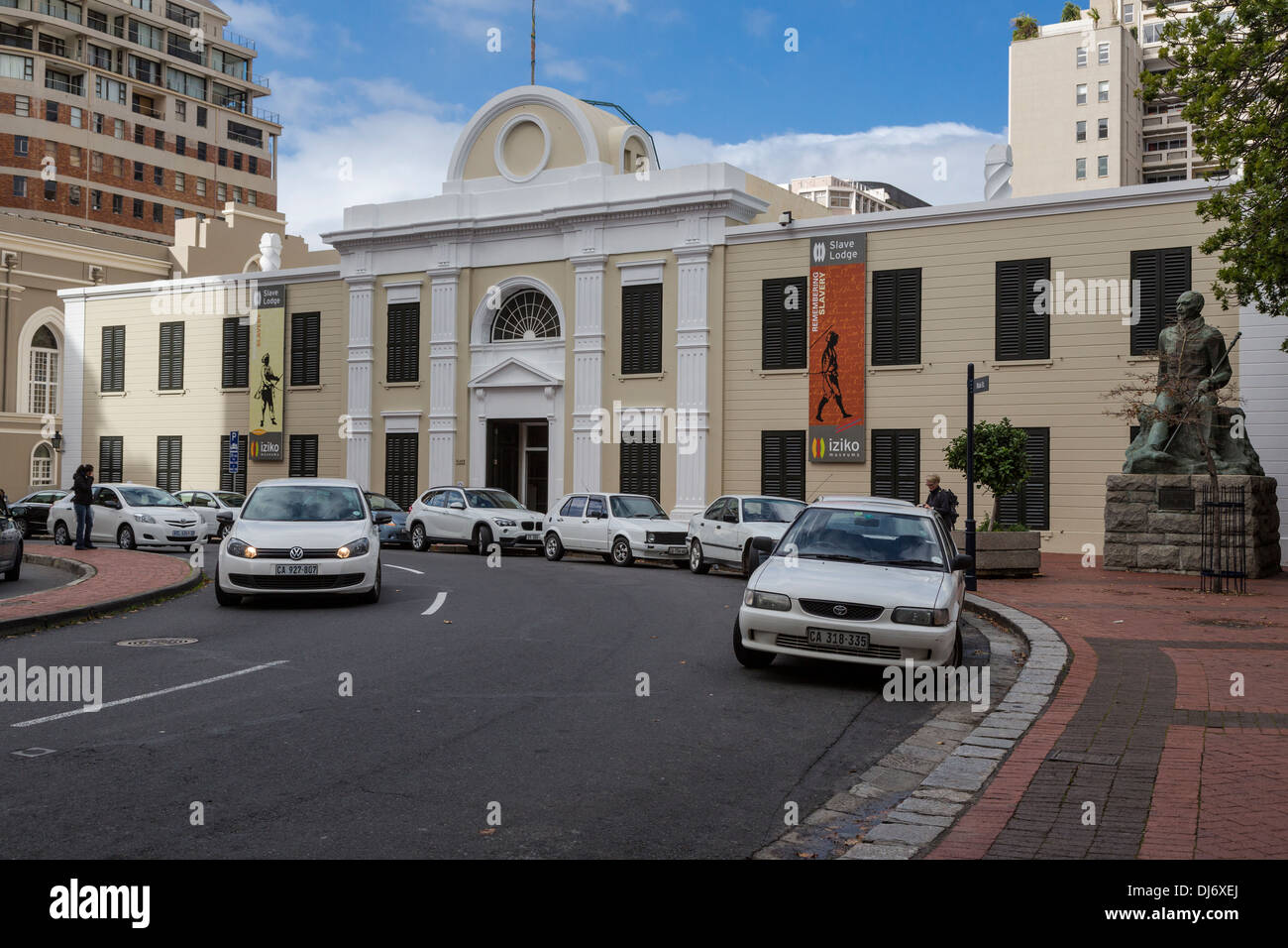 L'Afrique du Sud, Cape Town. Iziko Slave Lodge, ancien immeuble de bureaux du gouvernement, vieille cour suprême. Statue de Jan Smuts, droite. Banque D'Images